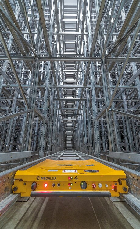 The installation is 14 m high and equipped with the high-density Pallet Shuttle system