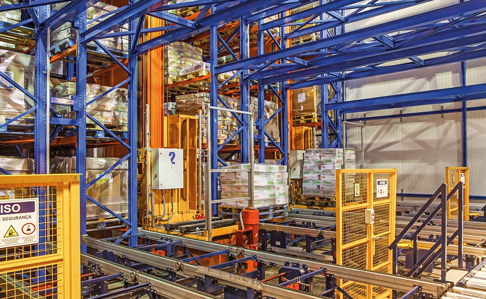 The clad-rack cold storage is entirely automated and accommodates more than 16,000 pallets