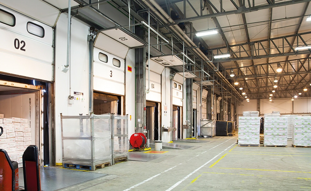 The input and output of goods is performed thanks to the 13 loading and unloading docks