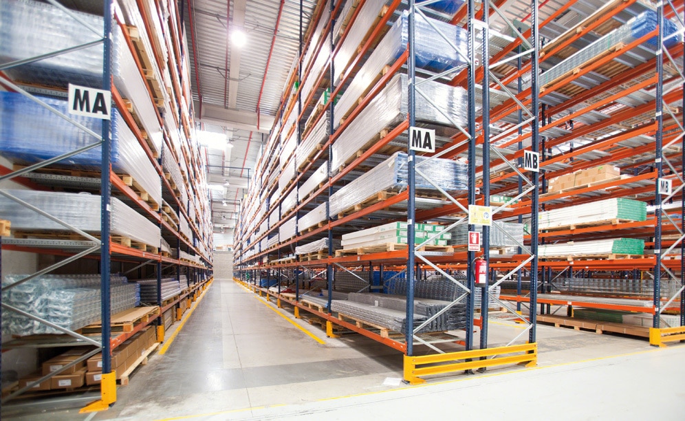 Bulky items are stored in conventional pallet racks supplied by reach trucks