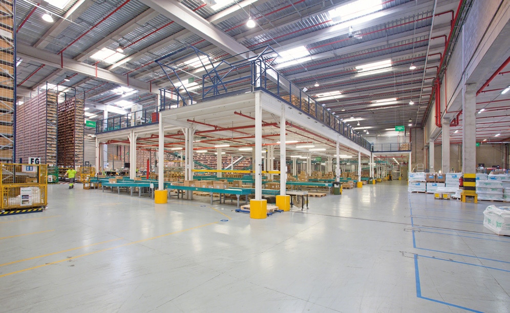 The solution chosen for the preparation and consolidation area of small sized orders is a wide-span mezzanine