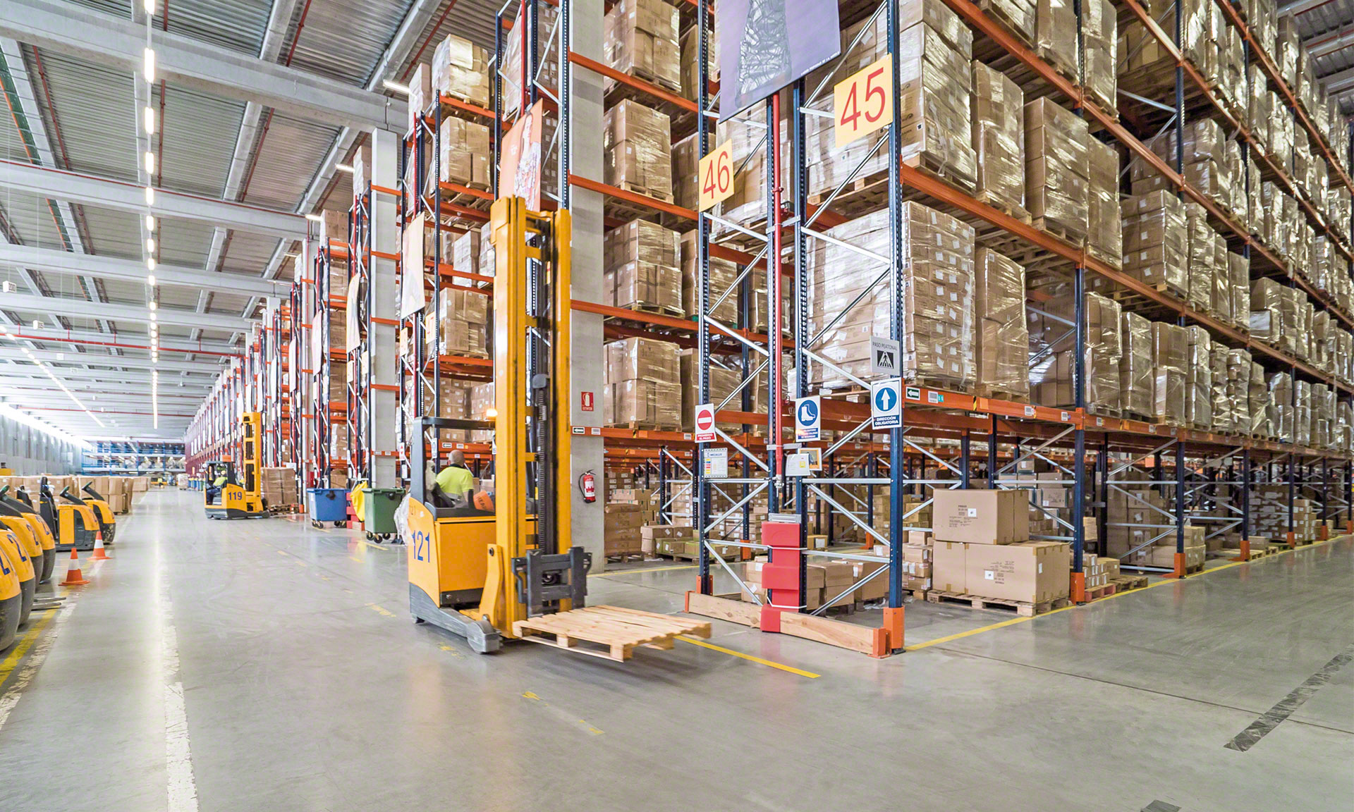 The forklift trilateral trucks placing the pallets on the Conventional Pallet Racking The forklift trilateral trucks placing the pallets on the Conventional Pallet Racking