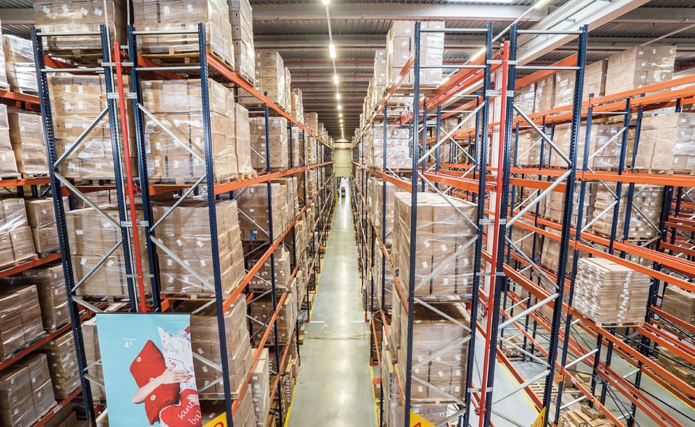 Conventional pallet racks are an ideal system to quickly replenish locations that have been left without product Conventional pallet racks are an ideal system to quickly replenish locations that have been left without product