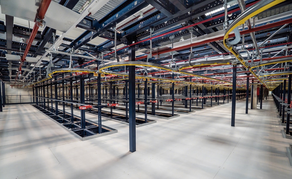 The spaces between pedestrian aisles are protected to avoid garments falling from one floor to another The spaces between pedestrian aisles are protected to avoid garments falling from one floor to another