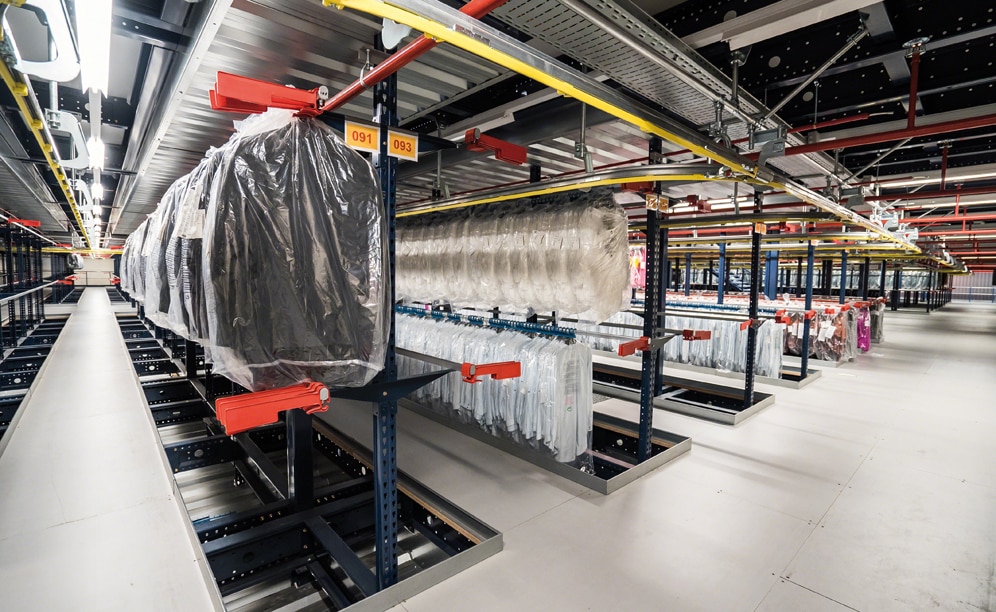 The tubes used for hanging garments on the racks are located at an optimum height from an ergonomic point of view The tubes used for hanging garments on the racks are located at an optimum height from an ergonomic point of view