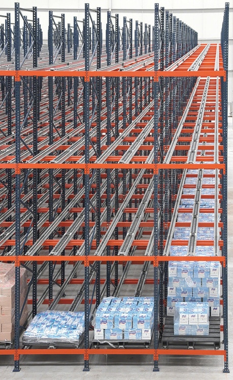 Live pallet racking ensure the perfect turnover of goods, applying the FIFO method (first-in, first-out)