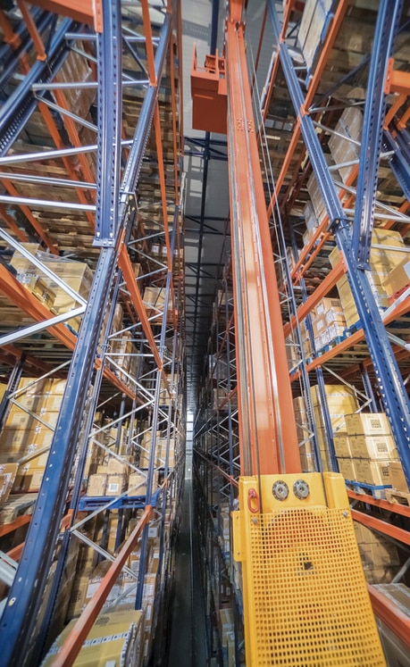The use of 3 stacker cranes twin-mast helps increase productivity, quadrupling the capacity of the previous warehouse