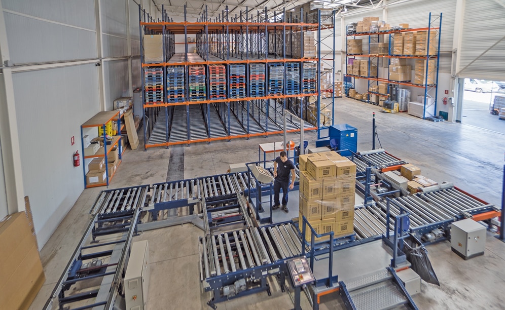 The inputs and outputs of pallets are done via a double shuttle that connects the main circuit of conveyors with storage aisles