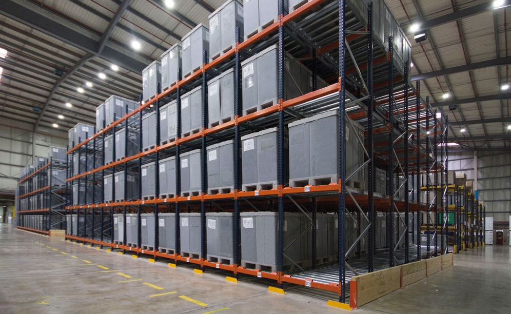Mecalux provided two blocks of live racking where they deposit the plastic containers with the goods