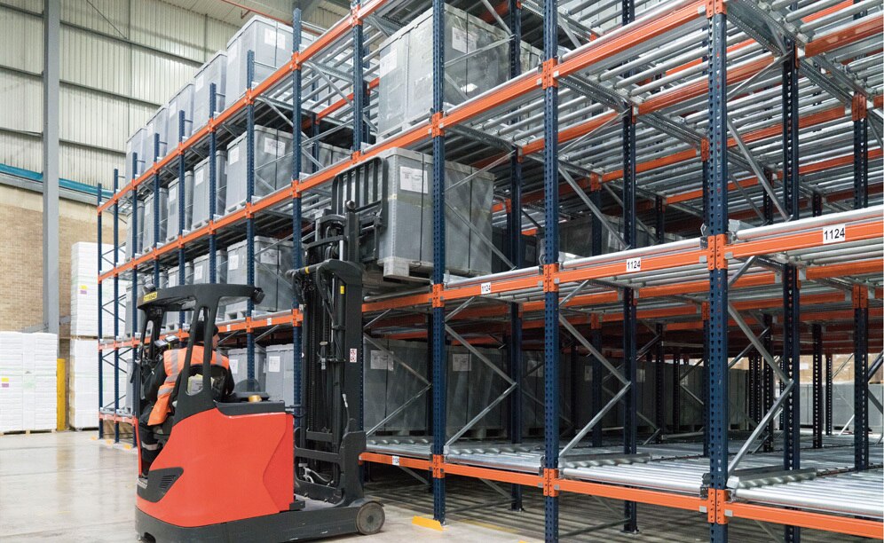 The loading and unloading of pallets is carried out in two different aisles to avoid errors
