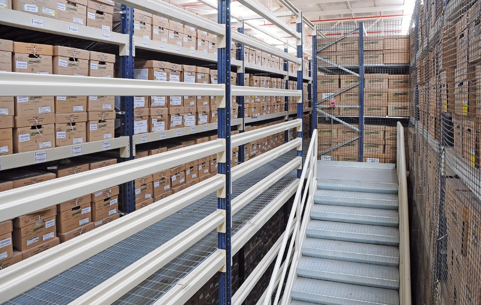 Access to the various floors of the warehouse is performed by means of stairs, lifts and walkways