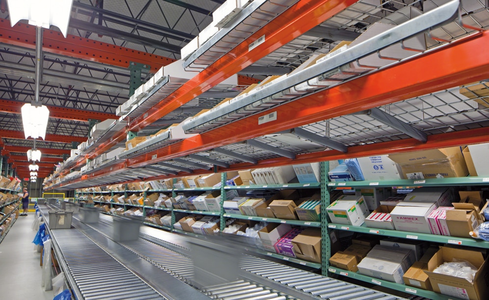 Customized V-shaped shelves above conveyors for quick storage of small items