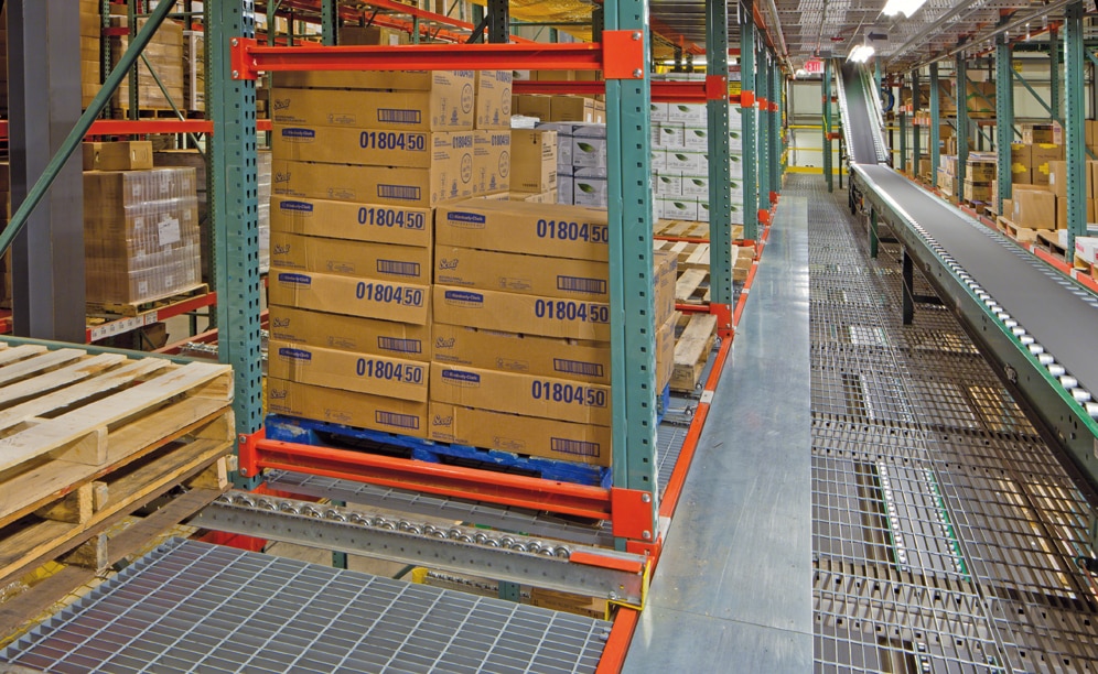 The galvanizing ensures an easy, undamaged course of the pallet to a return lane, and the safety of personnel