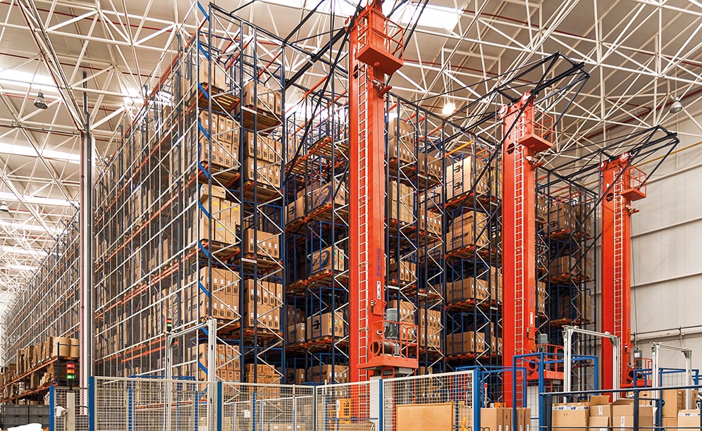 The automated pallet warehouse consists of three aisles with double-deep racks placed on both sides, allowing a storage capacity of 2,358 pallets