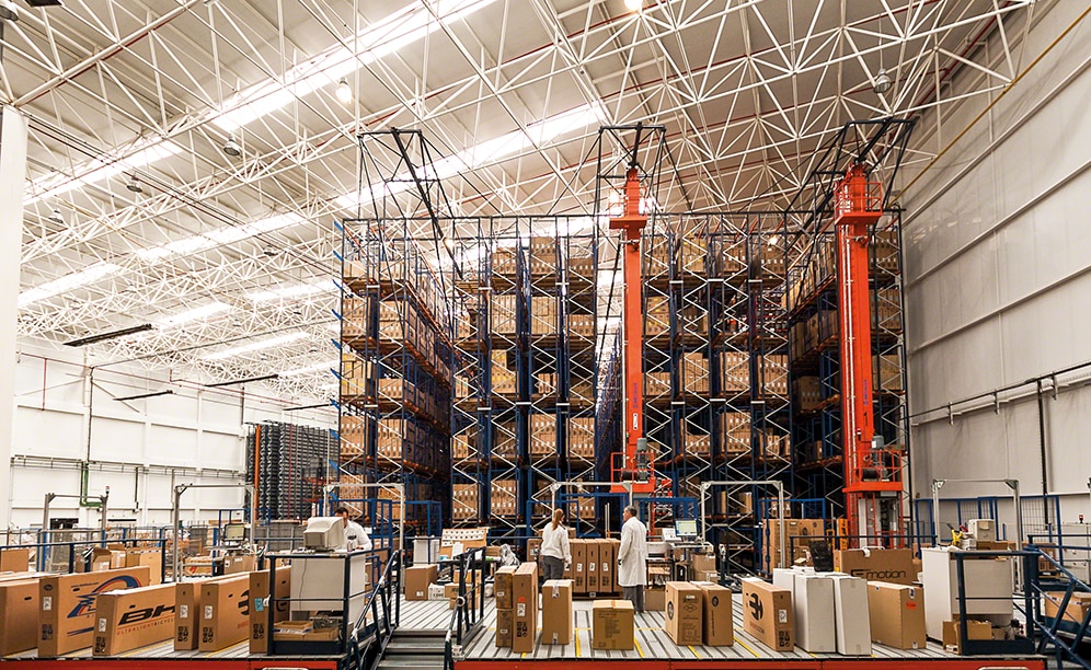 Each of the picking stations, attached to the main conveyor circuit of the warehouse, has two positions for pallets of origin and four for destination pallets