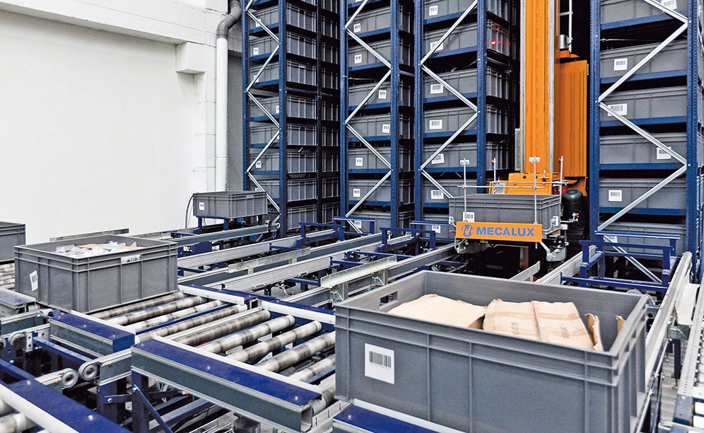 The miniload installation has a conveyor with double recirculation that supplies boxes to the two picking stations