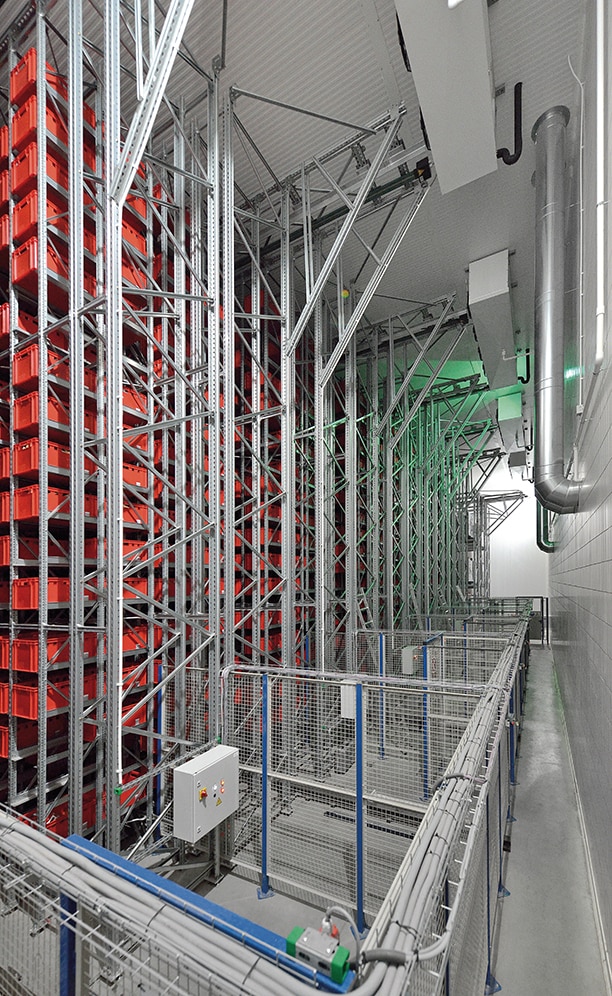 The automated warehouse for boxes comprises six storage aisles with 8.7 m high double-deep rack fitted on both sides