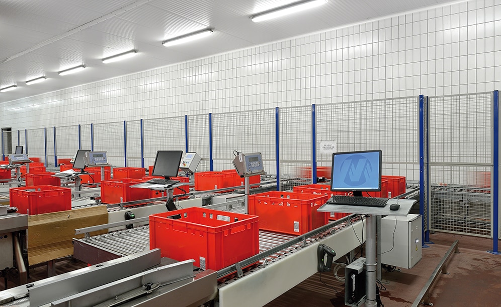 Eight picking stations have been installed that allow up to six boxes in accumulation, and up to three operators can work in each position at the same time