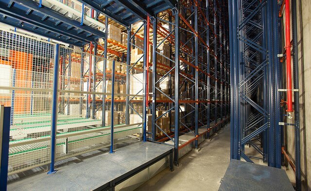It consists of five aisles with single-depth racking on both sides with a deposit capacity of more than 10,000 pallets