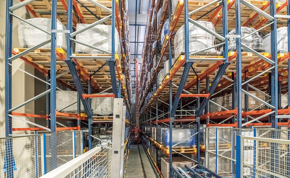 Mecalux has built an automated warehouse for the chemical company Trumpler, consisting of two double aisles with double-depth racks on both sides