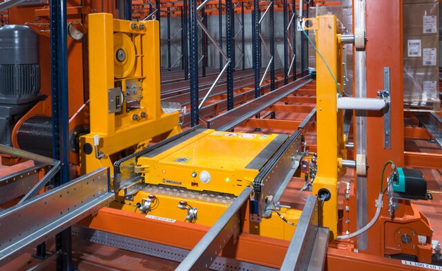 Mecalux designed and installed a high-density warehouse with the automatic Pallet Shuttle system with stacker cranes