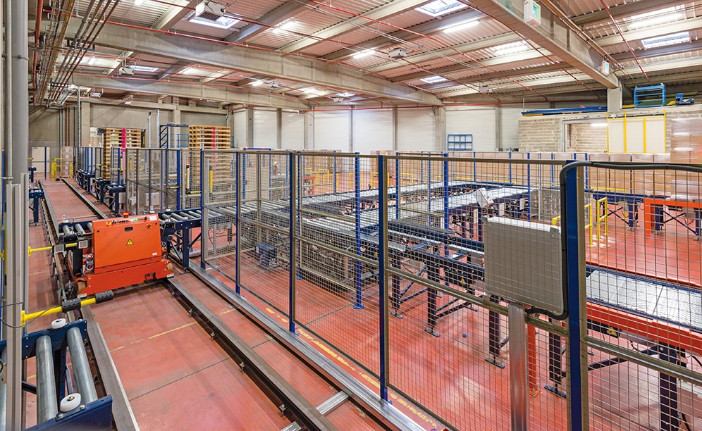 A transfer car links the racking area with the conveyors for incoming and outgoing palletised goods