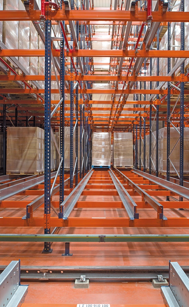 The racks, with four load levels each 3 m high and 10 to 13 pallets deep per channel, offer a total capacity of over 5,500 pallets