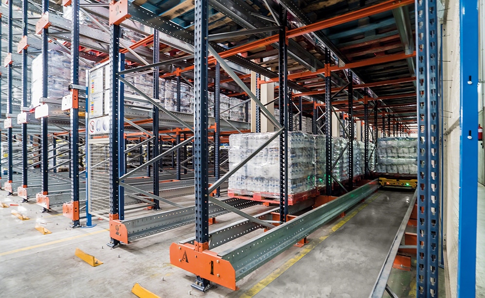 The Pallet Shuttle is a system that, as well as making full use of space, offers high capacity storage by using autonomous shuttles that work within the channels