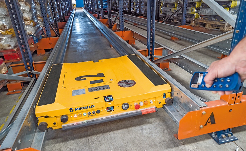 The operator guides all the movements of the Pallet Shuttle via a radio-control terminal that transfers orders