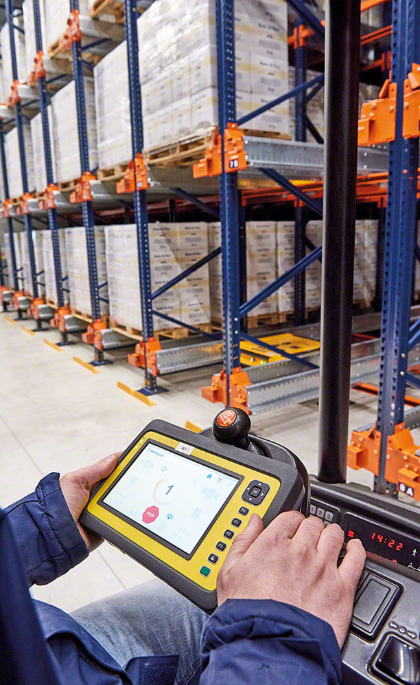 The operator sends movement orders to the Pallet Shuttle through a Wi-Fi connected tablet