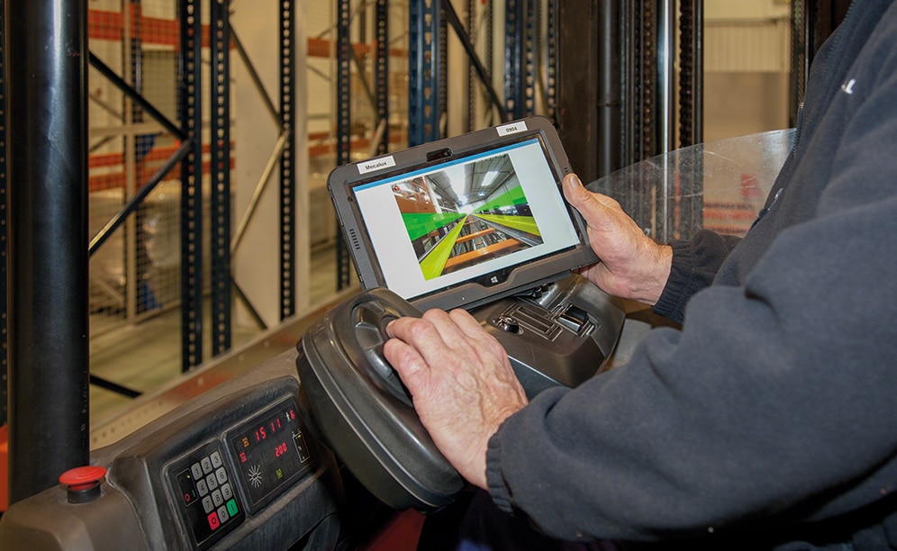 The Pallet Shuttle follows the orders issued by the operator from a Wi-Fi connected tablet