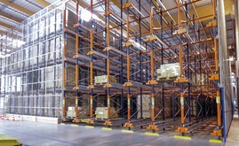Mecalux supplied six blocks of 10 m tall high-density racks with a capacity for more than 3,700 pallets