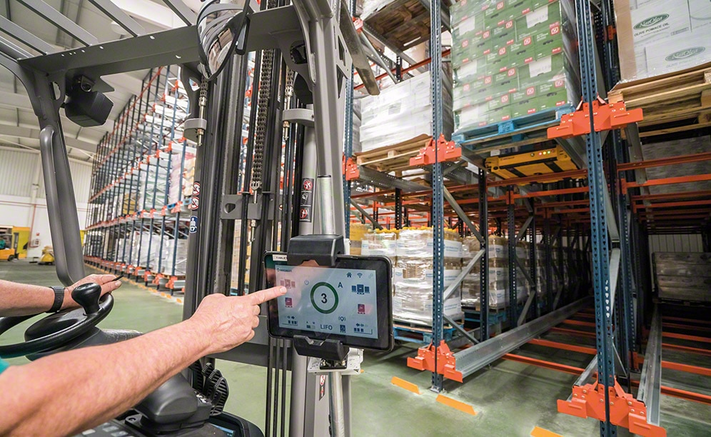 A Wi-Fi connected control tablet to send orders to the Pallet Shuttle